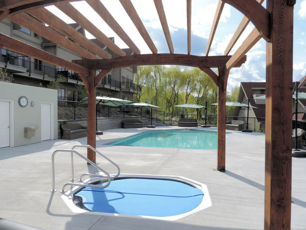 Imagen de la piscina del Hotel The Castle At Swan Lake. Foto 16