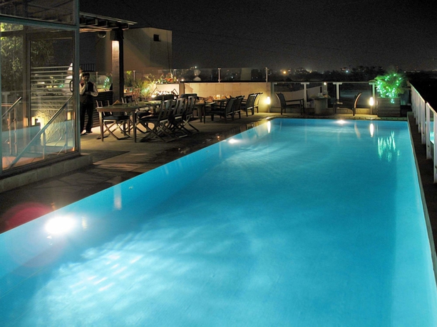 Imagen de la piscina del Hotel The Central Park. Foto 15