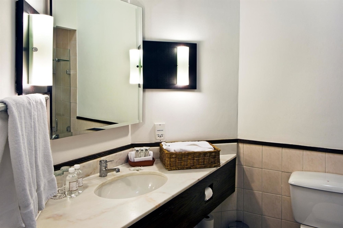 Imagen de la habitación del Hotel The Centurion. Foto 6