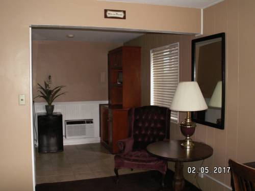 Imagen de la habitación del Hotel The Charin Inn. Foto 8