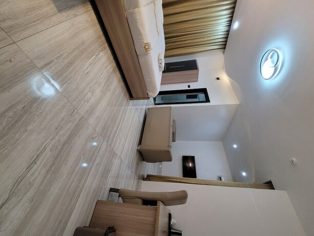 Imagen de la habitación del Hotel The Charis and Suites. Foto 11