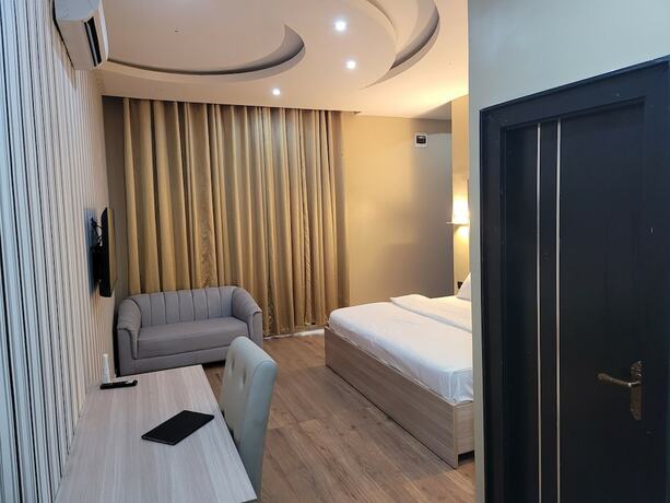 Imagen de la habitación del Hotel The Charis and Suites. Foto 14