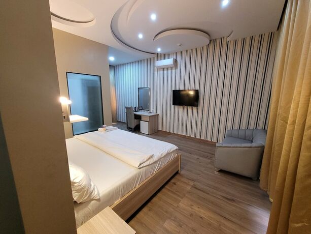 Imagen de la habitación del Hotel The Charis and Suites. Foto 16