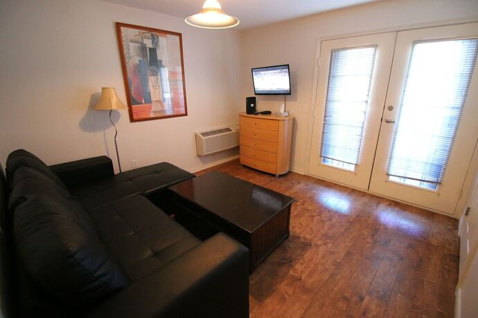 Imagen general del Hotel The Charles M Suites. Foto 19