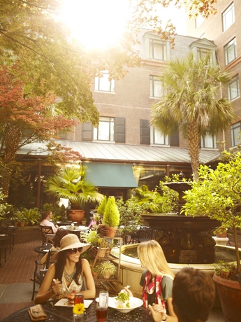 Imagen del bar/restaurante del Hotel The Charleston Place. Foto 5