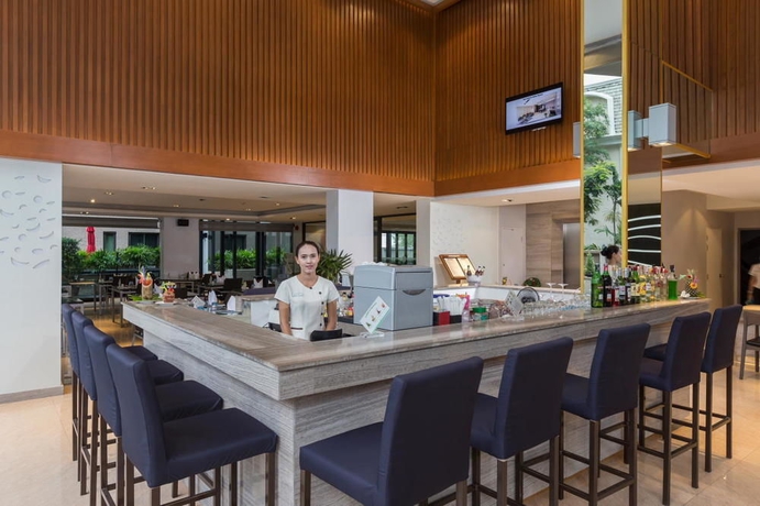 Imagen del bar/restaurante del Hotel The Charm Resort Phuket. Foto 2