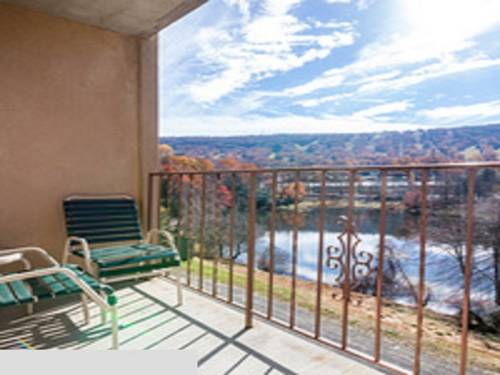 Imagen de la habitación del Hotel The Chateau Resort. Foto 7