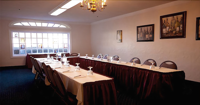 Imagen de los interiores del Hotel The Chateau and Conference Center. Foto 14