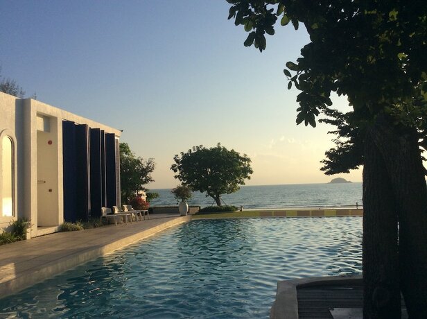 Imagen de la piscina del Hotel The Che Pool Access Beachfront Condo By Away. Foto 23