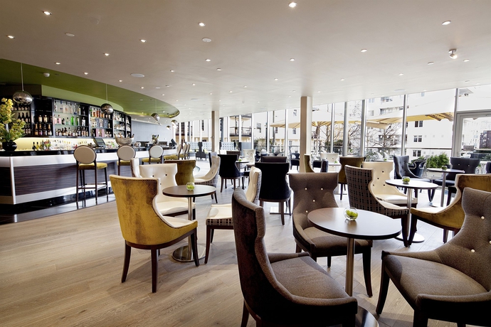 Imagen del bar/restaurante del Hotel The Chelsea Harbour and Spa. Foto 5