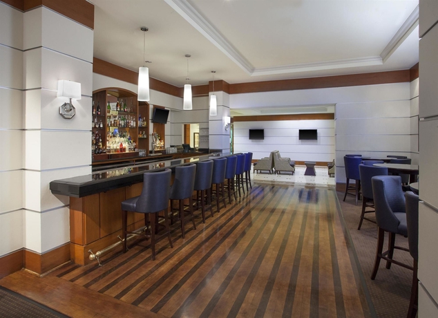 Imagen del bar/restaurante del Hotel The Chifley Houston, Tapestry Collection by Hilton. Foto 4