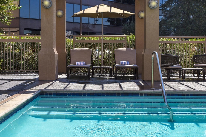 Imagen de la piscina del Hotel The Chifley Houston, Tapestry Collection by Hilton. Foto 13