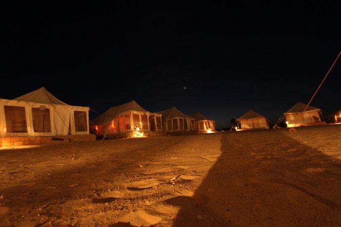 Imagen de los exteriores del Hotel The Chirag Desert Camp. Foto 16
