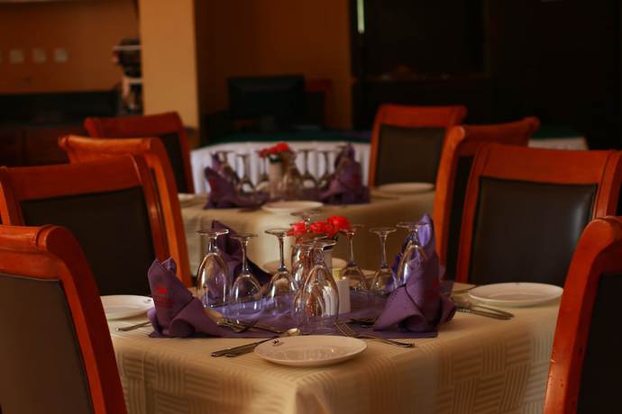 Imagen del bar/restaurante del Hotel The City Royal Resort. Foto 3