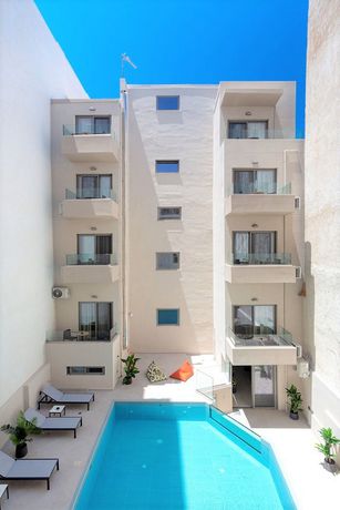 Imagen de la piscina del Hotel The City and Suites. Foto 18