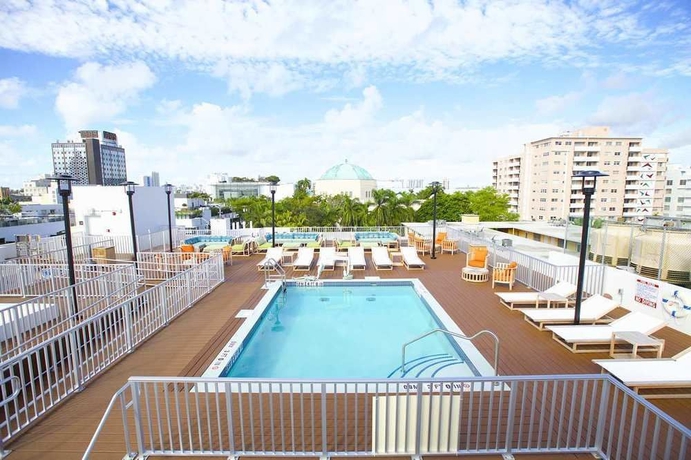 Imagen de la piscina del Hotel The Claremont Miami Beach. Foto 15