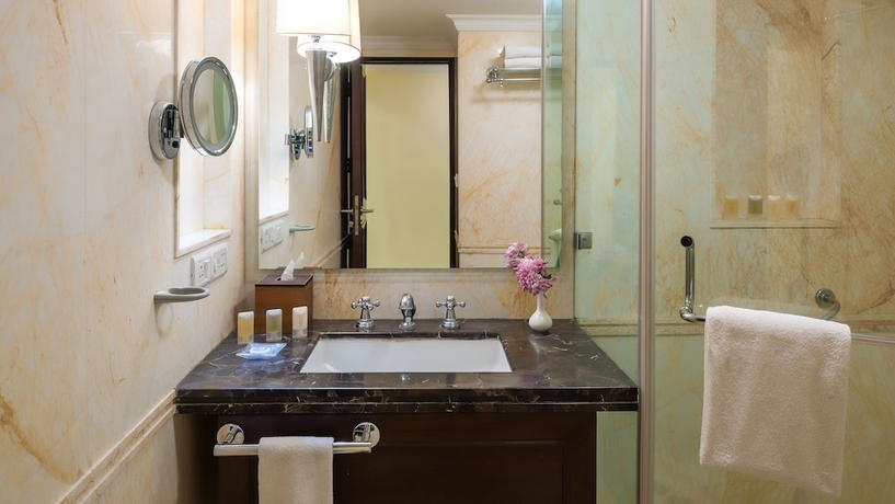 Imagen de la habitación del Hotel The Claridges Nabha Residence. Foto 15