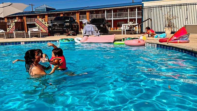 Imagen de la piscina del Hotel The Classic Desert Aire. Foto 19