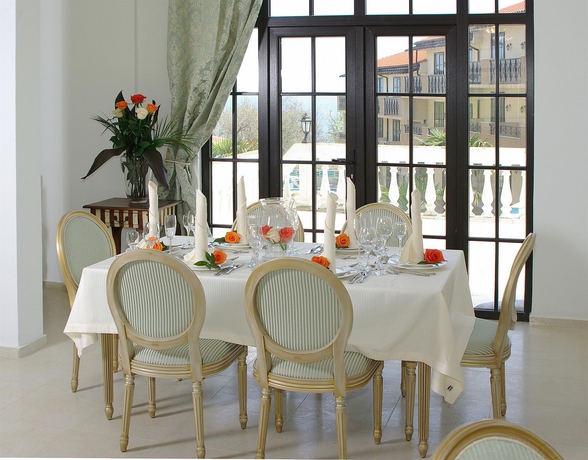 Imagen del bar/restaurante del Hotel The Cliff Beach and Spa. Foto 1
