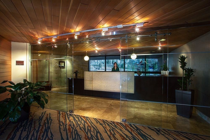 Imagen de los interiores del Hotel The Cliff Lodge and Spa. Foto 4