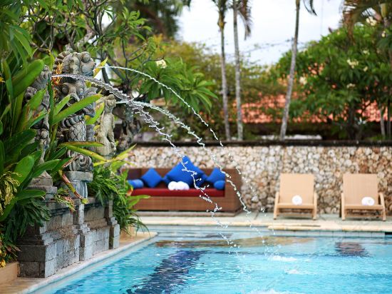 Imagen de la piscina del Hotel The Club Villas. Foto 17