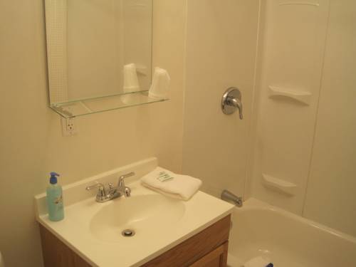 Imagen de la habitación del Hotel The Coastal Inn and Suites. Foto 4