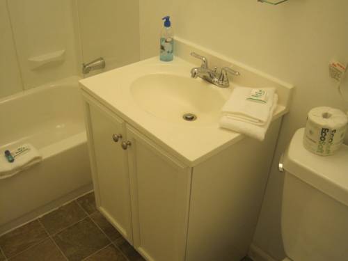 Imagen de la habitación del Hotel The Coastal Inn and Suites. Foto 7