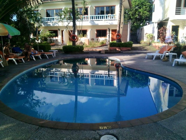 Imagen de la piscina del Hotel The Coconut Resort. Foto 3