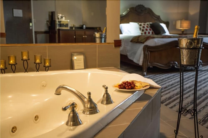 Imagen de la habitación del Hotel The Colonial. Foto 10