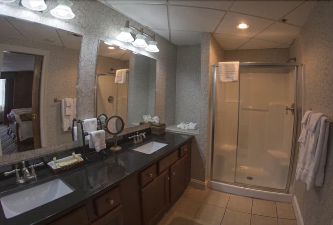 Imagen de la habitación del Hotel The Colonial. Foto 11