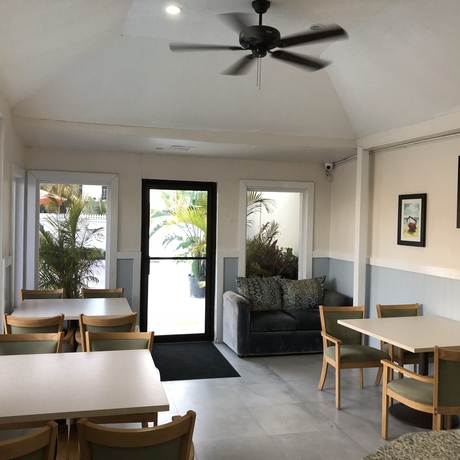 Imagen del bar/restaurante del Hotel The Colony Club Inn and Suites. Foto 2