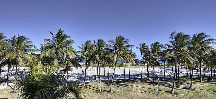 Imagen de los exteriores del Hotel The Colony. Foto 12