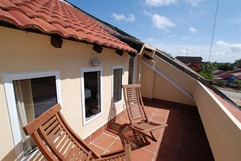 Imagen de los exteriores del Hotel The Columns. Foto 15