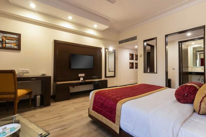 Imagen de la habitación del Hotel The Competent Palace. Foto 19