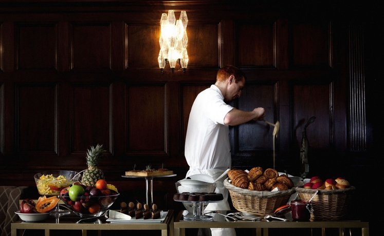 Imagen del bar/restaurante del Hotel The Connaught. Foto 3