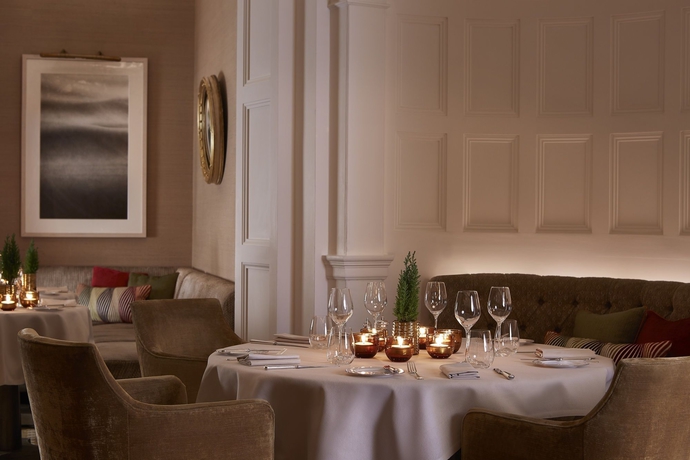 Imagen del bar/restaurante del Hotel The Connaught. Foto 13