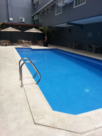 Imagen de la piscina del Hotel The Contemporary. Foto 12