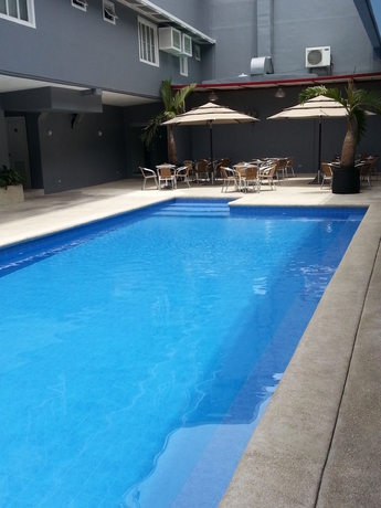 Imagen de la piscina del Hotel The Contemporary. Foto 13