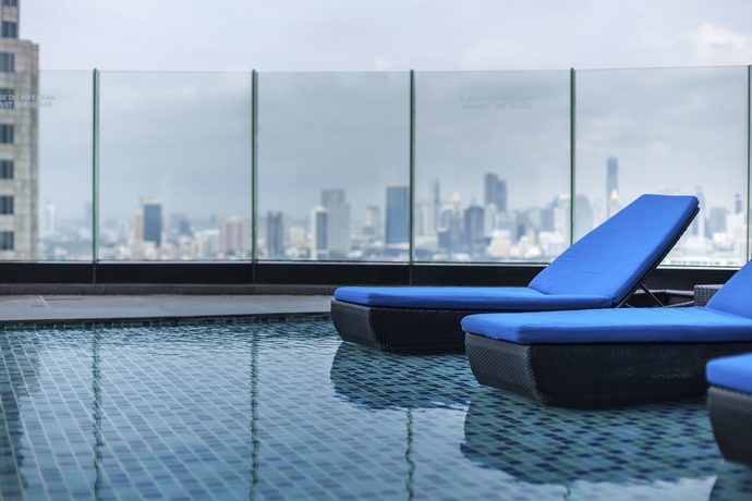 Imagen de la piscina del Hotel The Continent Bangkok By Compass Hospitality- Sha Plus. Foto 15