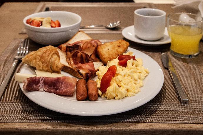 Imagen del bar/restaurante del Hotel The Convo Athens Riviera. Foto 5