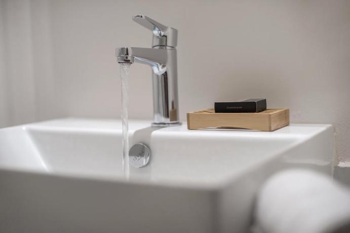 Imagen de la habitación del Hotel The Convo Athens Riviera. Foto 9