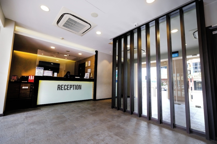 Imagen de los interiores del Hotel The Corner House, Kuala Belait. Foto 15