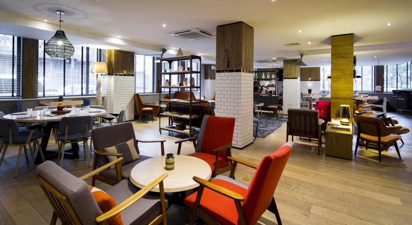 Imagen del bar/restaurante del Hotel The Corner London City. Foto 2