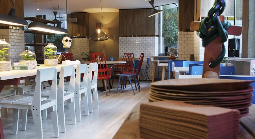 Imagen del bar/restaurante del Hotel The Corner London City. Foto 3