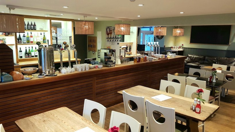 Imagen del bar/restaurante del Hotel The Cornishman Inn. Foto 7