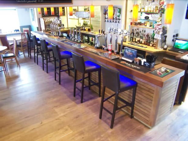 Imagen del bar/restaurante del Hotel The Cornishman Inn. Foto 8