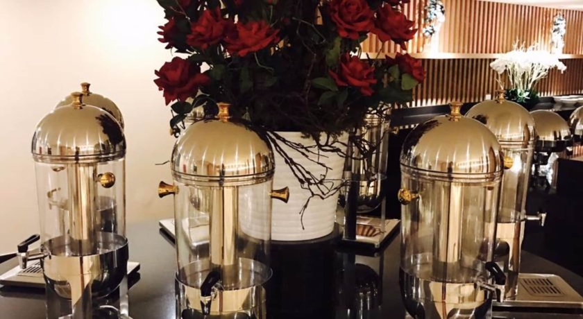 Imagen del bar/restaurante del Hotel The Cotai Luxury Design. Foto 2