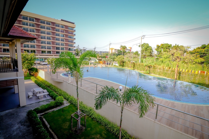 Imagen de la piscina del Hotel The Cotai Luxury Design. Foto 14