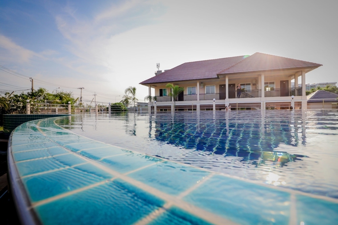 Imagen de la piscina del Hotel The Cotai Luxury Design. Foto 16