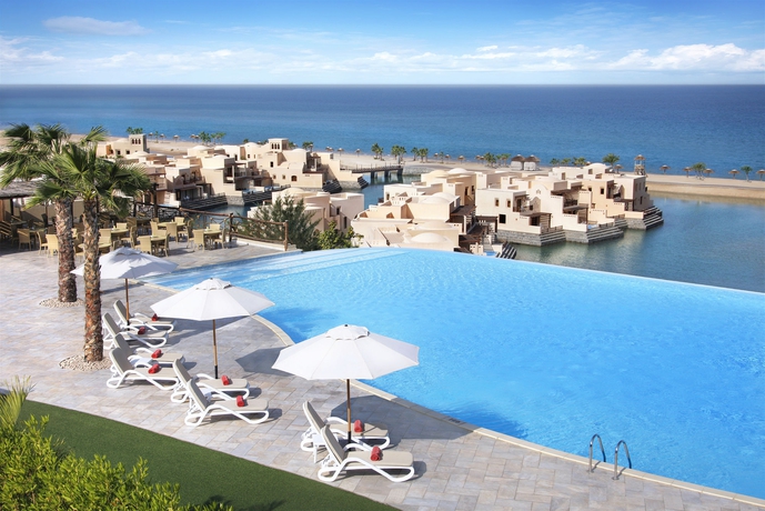 Imagen de la piscina del Hotel The Cove Rotana Resort. Foto 15